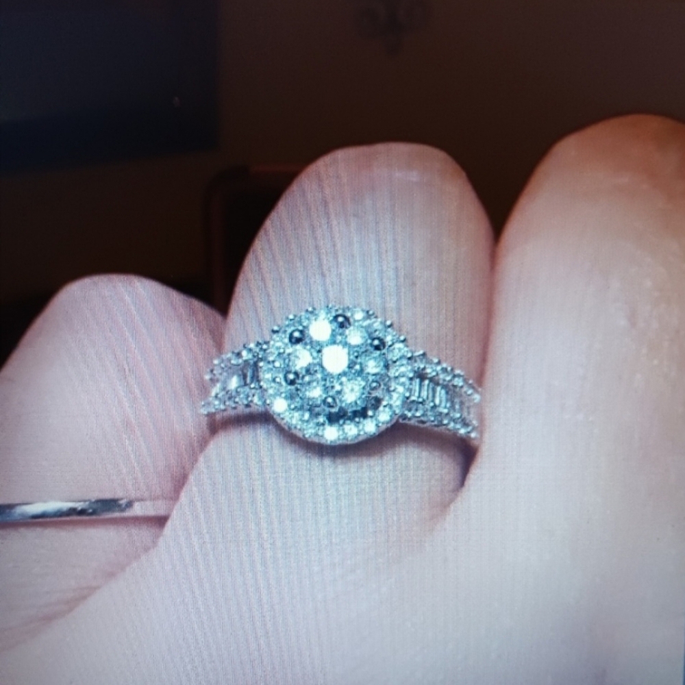 1ct Diamond Ring. Firm. Lifetime Warranty Wont Go Any Lower - Picture 3 of 3